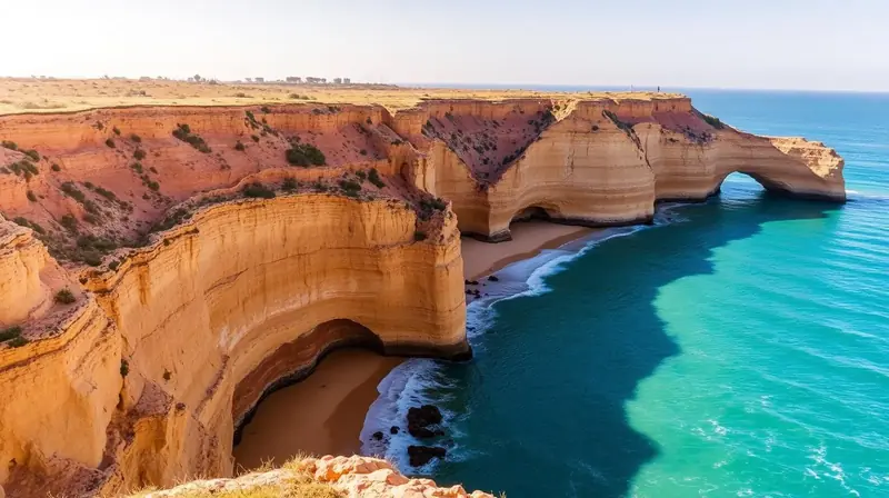 Ockerfarbene Kalksteinklippen und türkises Meer an der Algarve