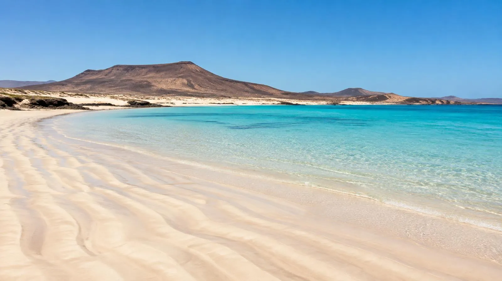 Heller Sandstrand mit türkisem Wasser auf Fuerteventura
