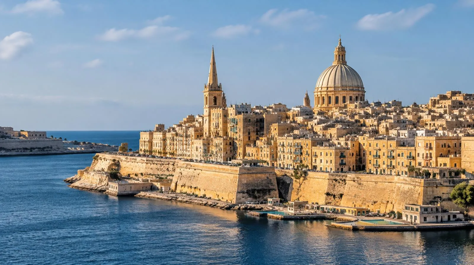 Honigfarbene Altstadt von Valletta mit Kuppel am Hafen