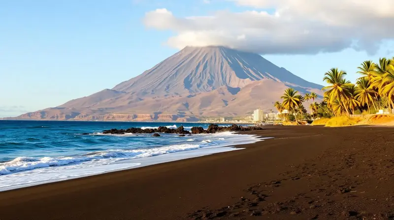 Vulkan Teide hinter schwarzem Sandstrand auf Teneriffa