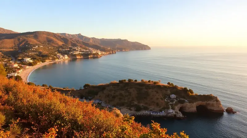 Ruhige mediterrane Bucht in der Nebensaison