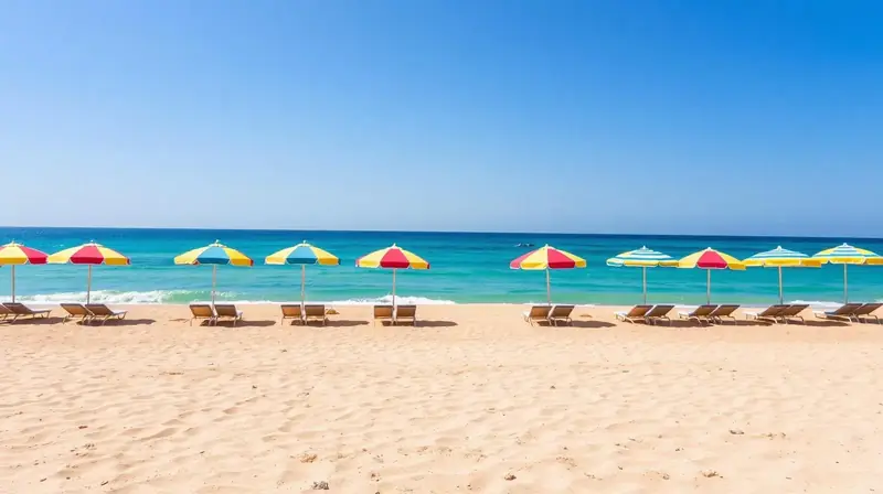 Klassischer Sommerstrand mit bunten Sonnenschirmen